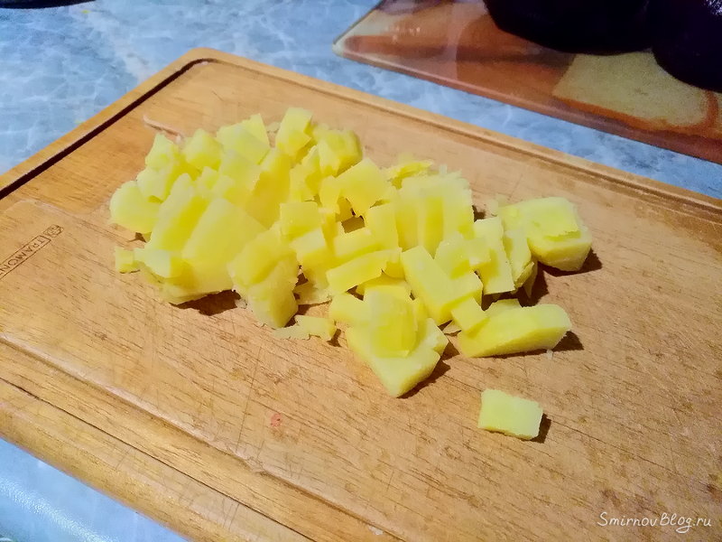 Нарезанная отварная картошка для винегрета