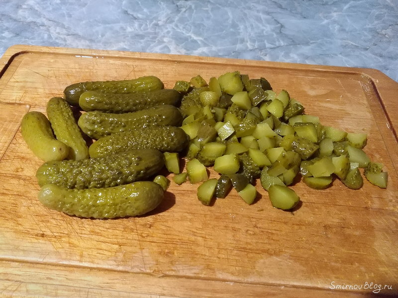 Нарезанные маринованные огурцы для винегрета