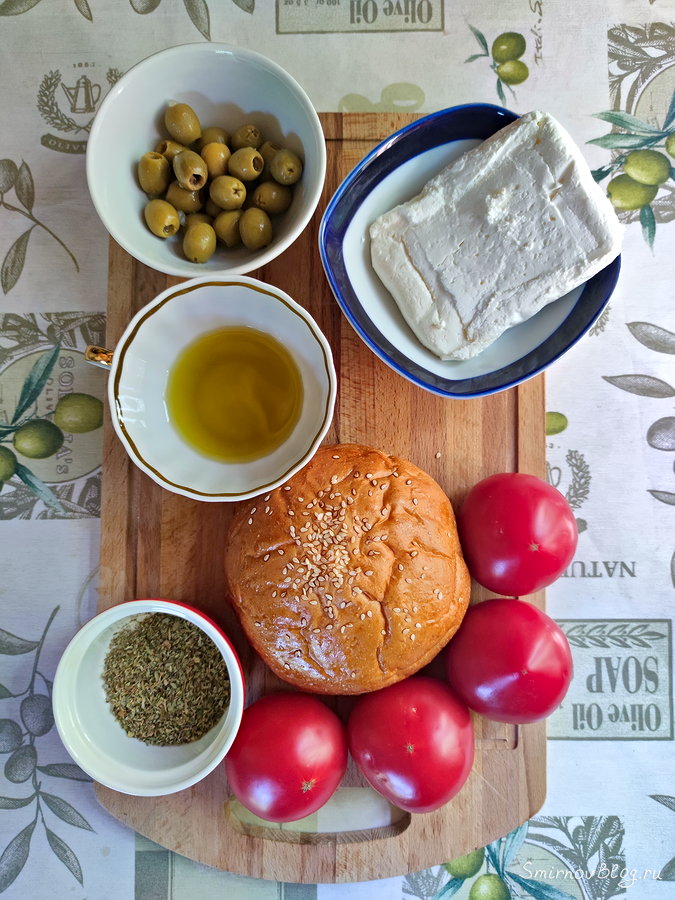 Бутерброд с творогом, помидорами и оливками Продукты для бутербродов с творогом и помидорами