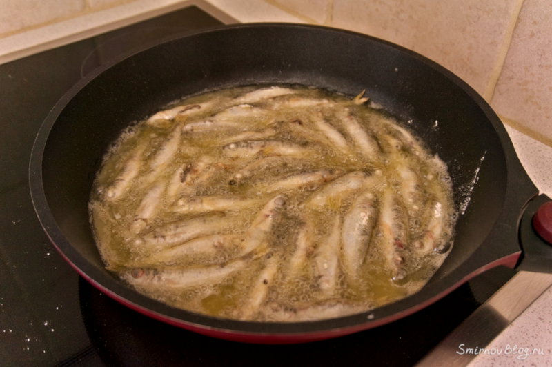 Жареная хамса или маленькие жареные рыбки. Рецепт Хамса жарится в кипящем масле в сковороде