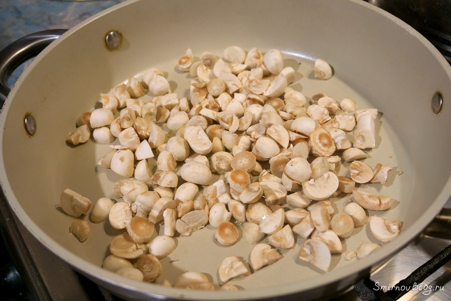 Рецепт жульена на сковороде со сметаной Нарезанные шампиньоны для жульена на сковороде