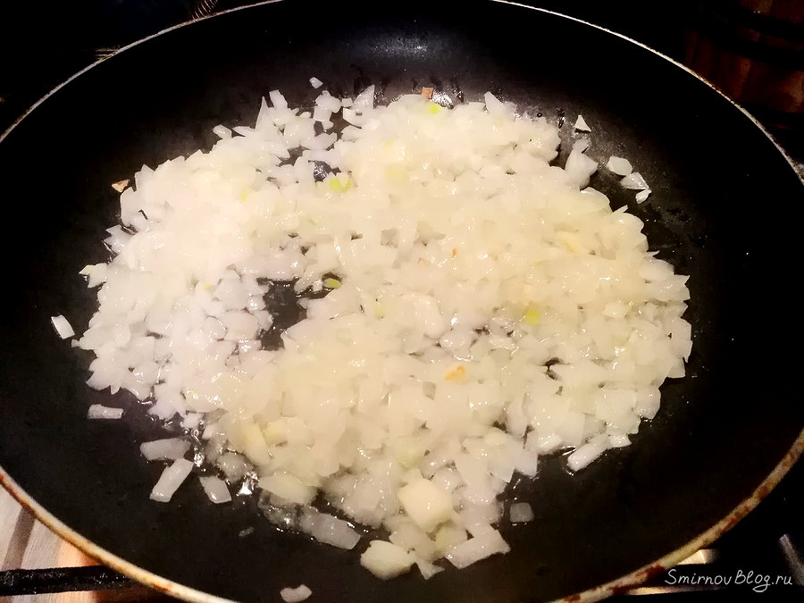 Рецепт жульена на сковороде со сметаной Обжариваем лук до прозрачности
