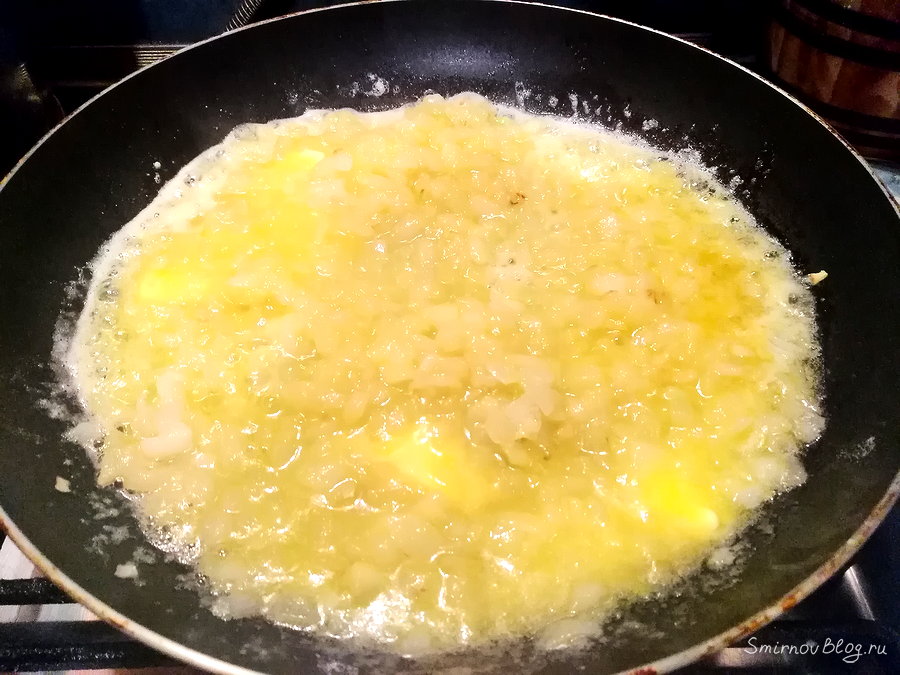 Рецепт жульена на сковороде со сметаной Лук со сливочным маслом и мукой для жульена на сковороде