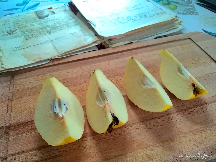 Айву режем на четыре части