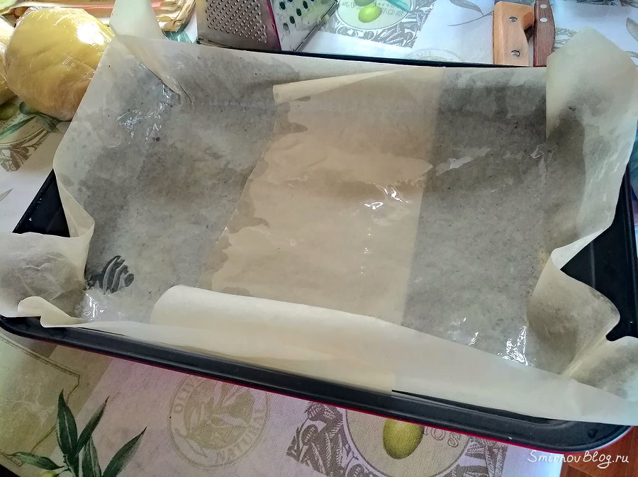 Противень застеленный пергаментом для песочного пирога с айвой