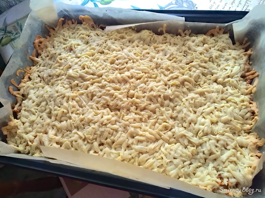 Пирог из песочного теста со свежей айвой