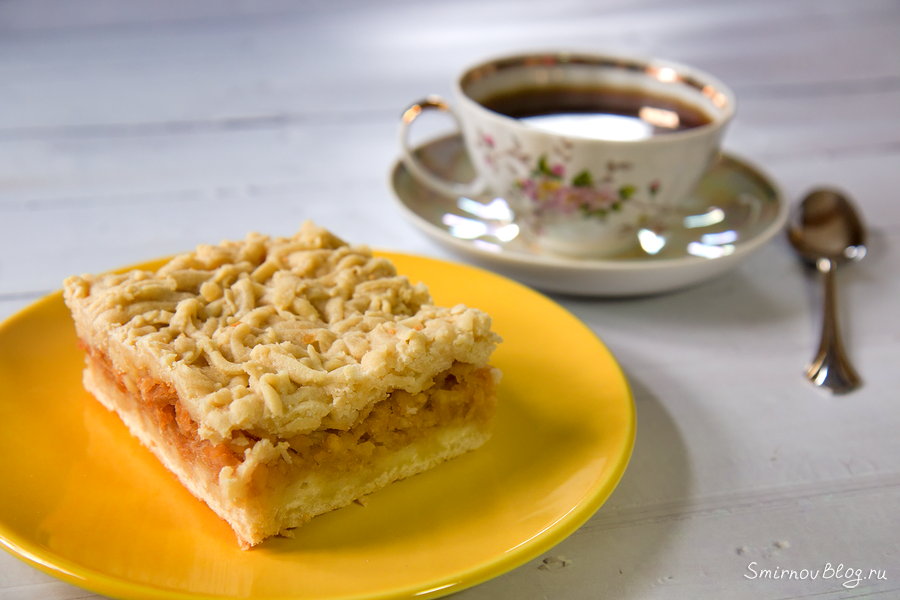 Кусок песочного пирога с айвовой начинкой