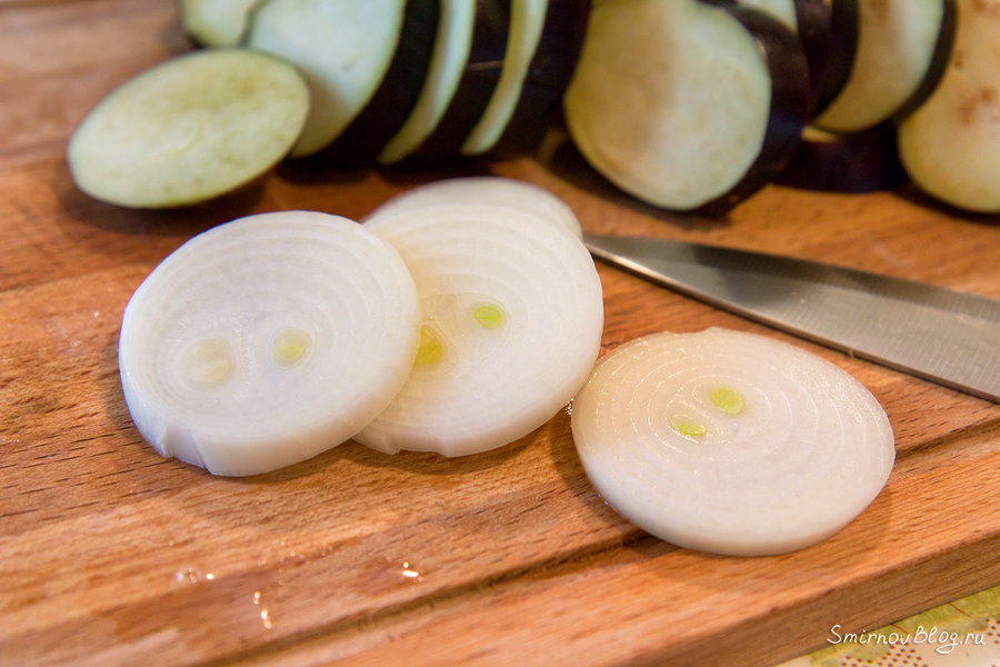 Закуска из баклажанов «Огонёк» Режем лук кольцами