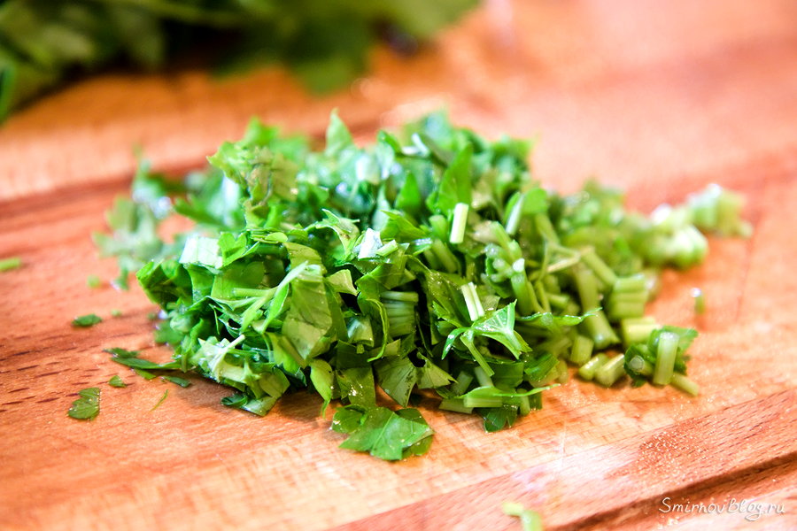 Закуска из баклажанов «Огонёк» Мелко нарезанная петрушка