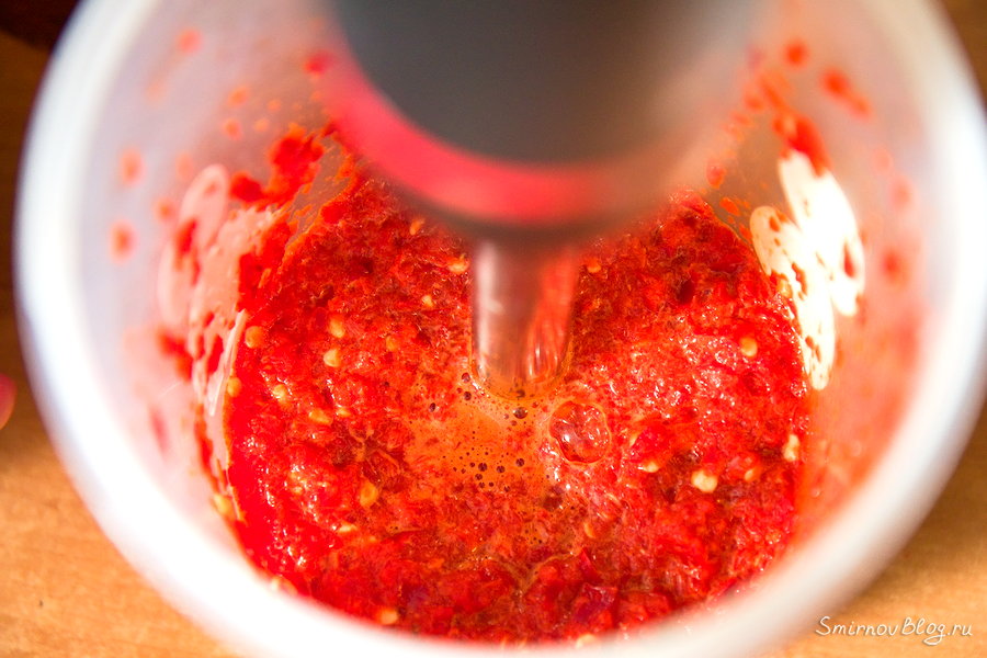 Закуска из баклажанов «Огонёк» Измельчаем острый перец блендером