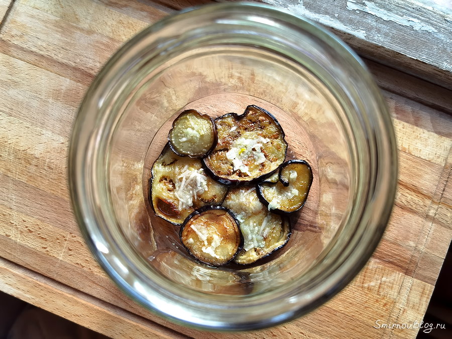 Закуска из баклажанов «Огонёк» Баклажаны укладываем на дно банки