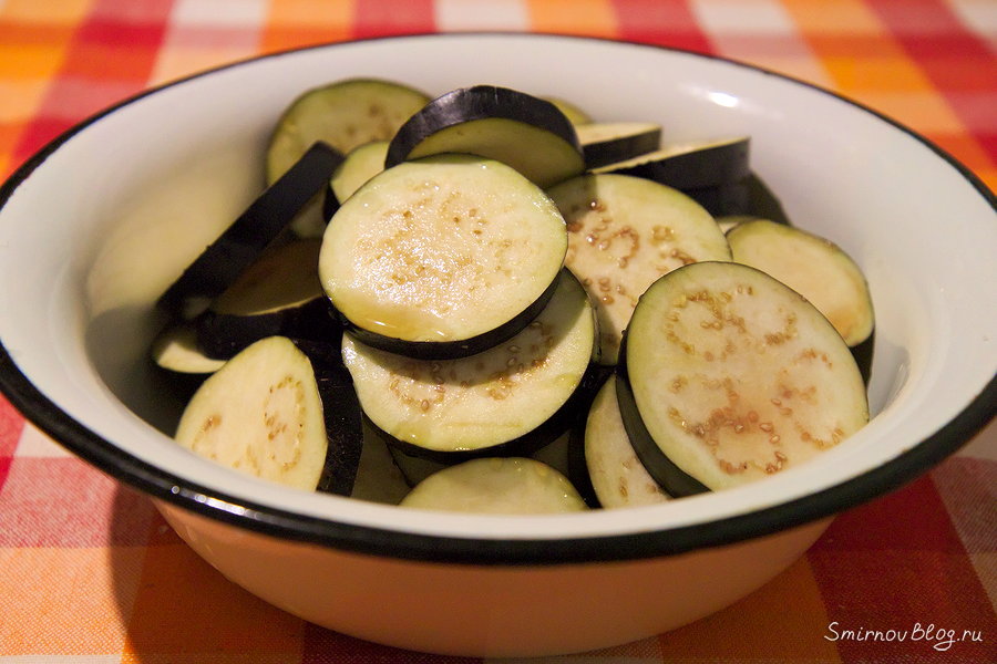 Простая закуска из баклажанов Баклажаны солим и выдерживаем полчаса, чтобы избавиться от горечи