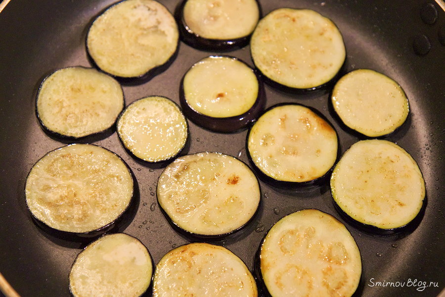 Закуска из жареных баклажанов Обжариваем баклажаны на растительном масле до золотистого цвета