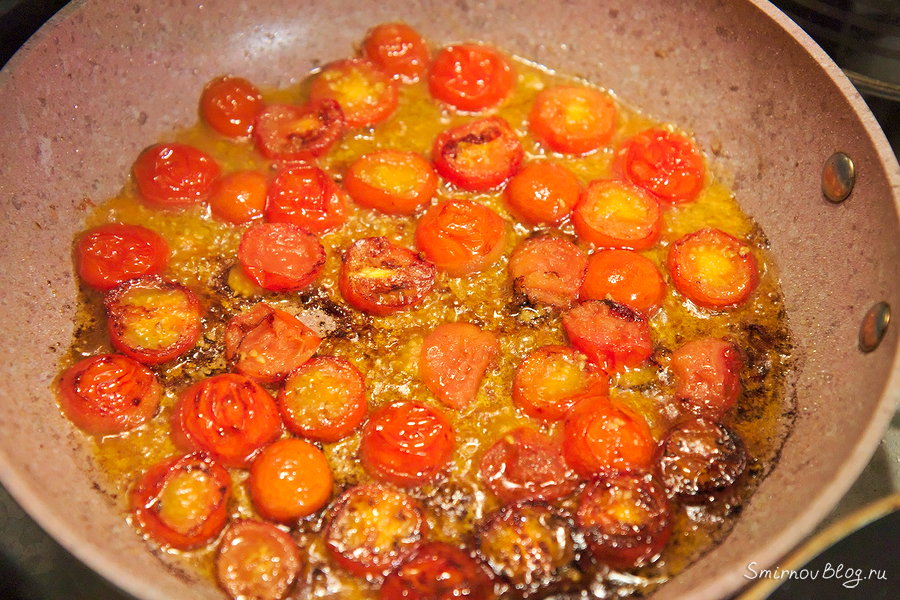 Закуска из жареных баклажанов Обжариваем на растительном масле нарезанные кружочками помидоры