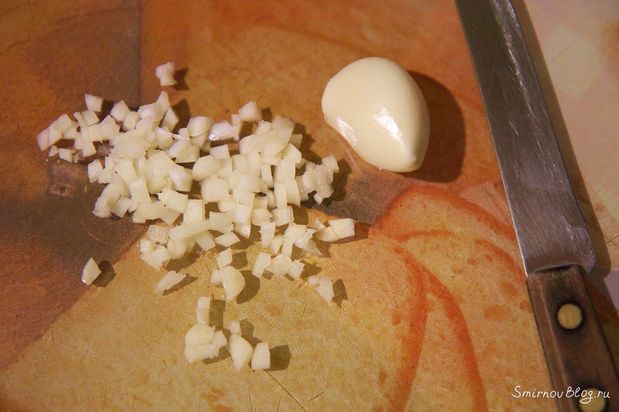 Закуска из жареных баклажанов Измельчаем чеснок для закуски из баклажанов