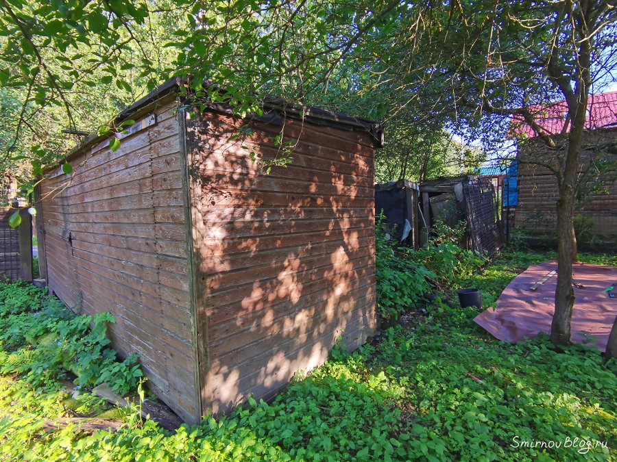 Старая бытовка под снос на загородном участке