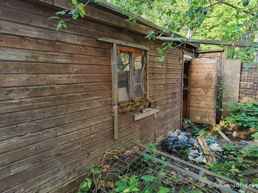 Мусор на загородном участке, купленном на вторичном рынке