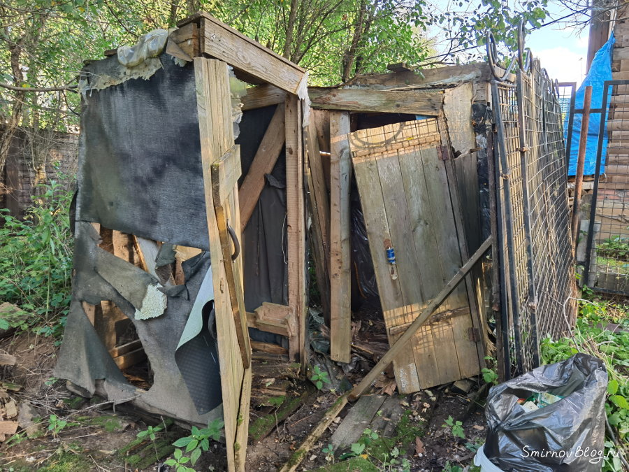 Полуразрушенный уличный душ и туалет