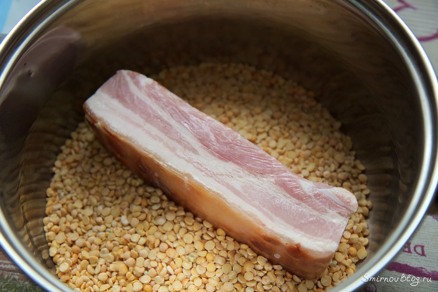 Кастрюля с горохом и грудинкой для приготовления супа
