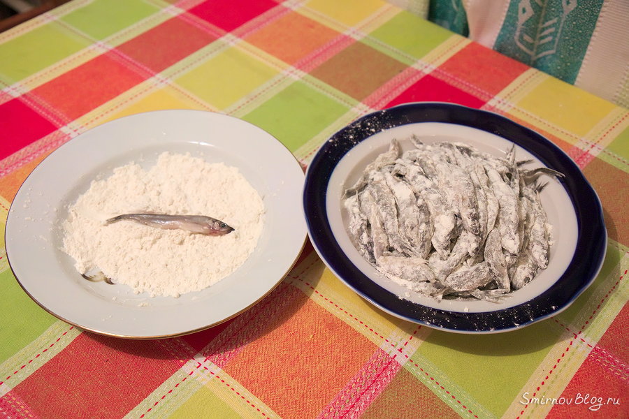 Обваливаем корюшку перед жаркой в кукурузном крахмале