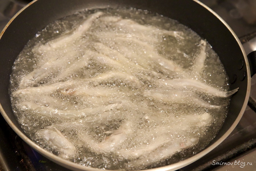 Обжариваем корюшку в кипящем масле