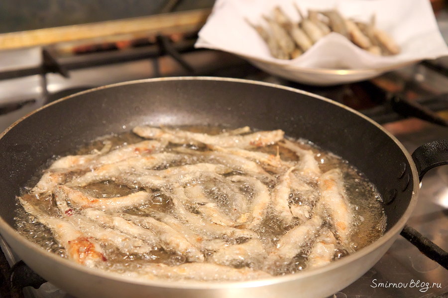 Обжариваем корюшку в кипящем масле до золотистого цвета