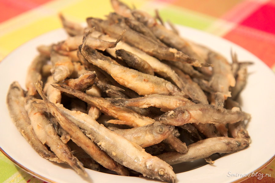 Обжаренная в масле на сковороде хрустящая корюшка