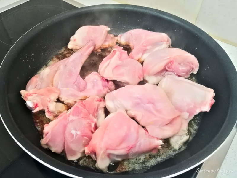 Обжариваем куски кролика в сковороде на сливочном масле