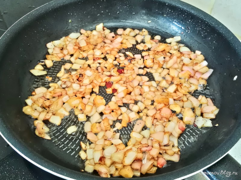 Обжариваем лук на сковороде