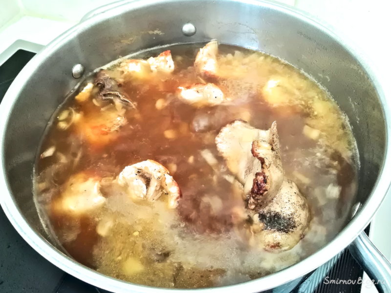 Кролик в сметанном соусе с луком