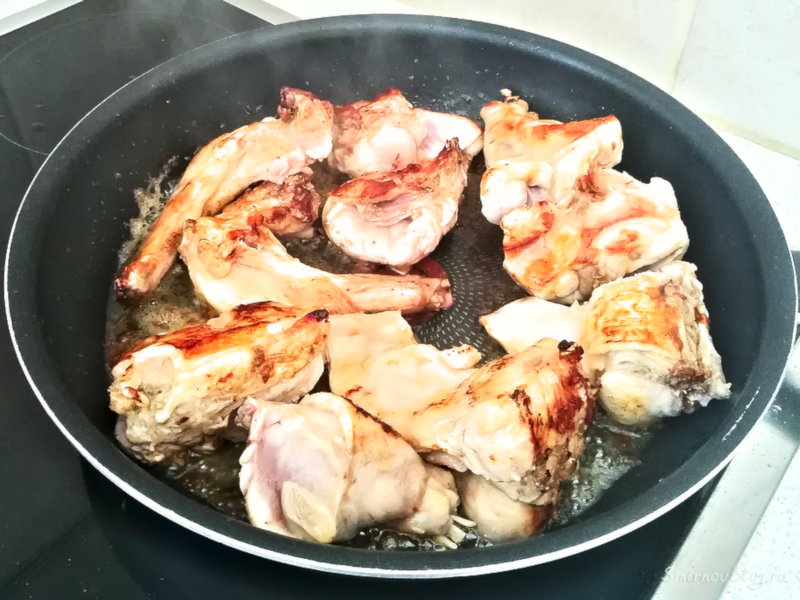 Обжариваем куски кролика в сковороде на сливочном масле