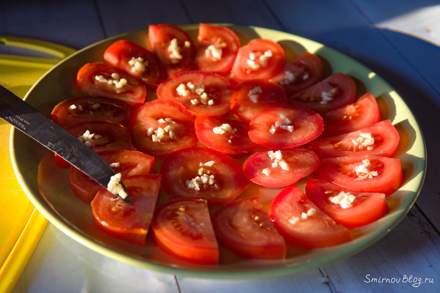 Помидоры с чесноком - готовим закуску "мухоморы"