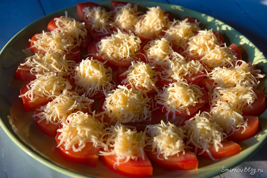 Ломтики помидоров с чесноком и сыром - готовим закуску "мухоморы"