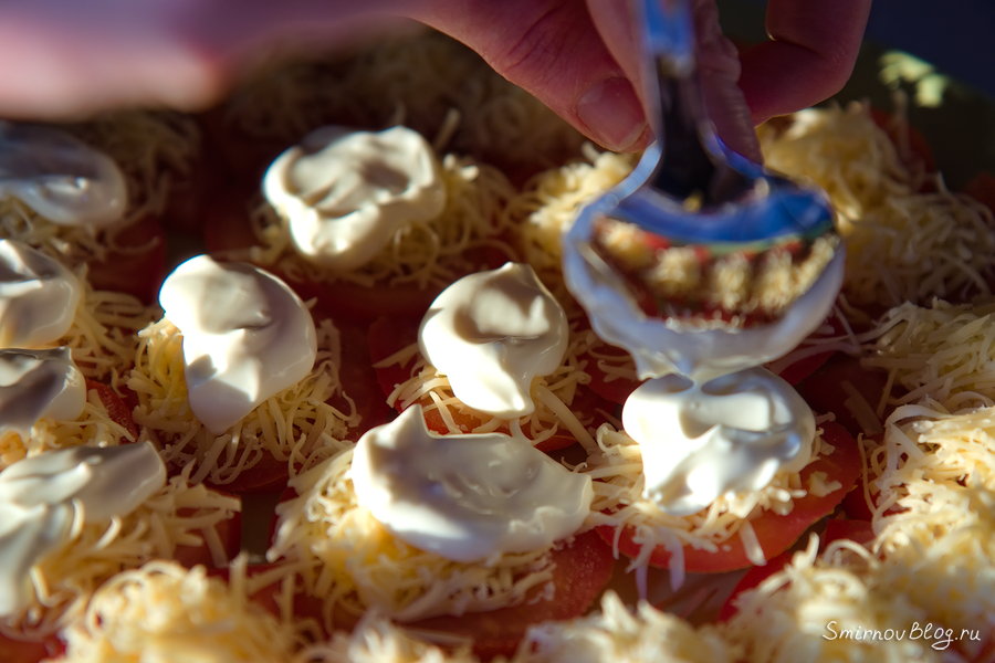 Помидоры с чесноком, сыром и майонезом - готовим закуску "мухоморы"