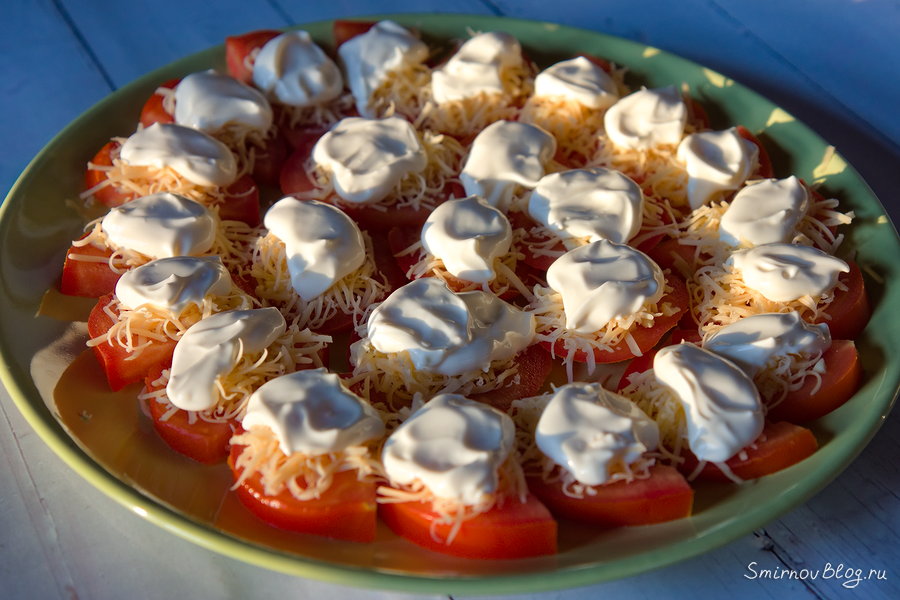 Помидоры с чесноком, сыром и майонезом