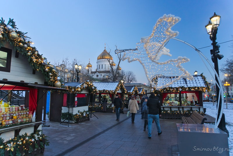 Новогодний Гоголевский бульвар, вид на Храм Христа Спасителя