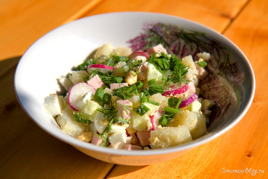 Нарезанные овощи для окрошки в тарелке