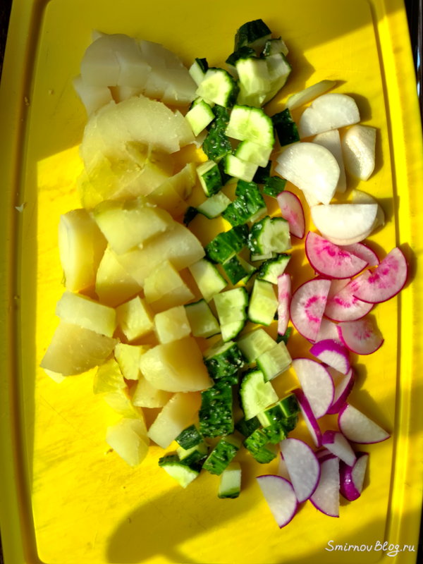Нарезанные овощи для окрошки