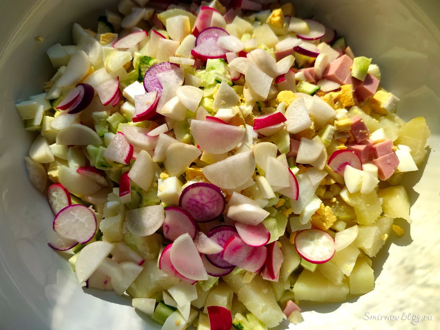 Нарезанные овощи для окрошки