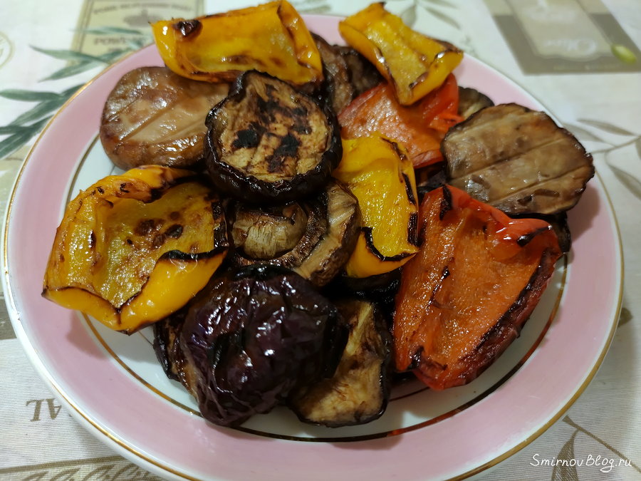 Овощи гриль на мангале Обжаренные на мангале овощи - сладкий перец, баклажаны и грибы