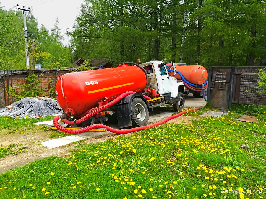 Ассенизаторские машины перекачивают жидкость