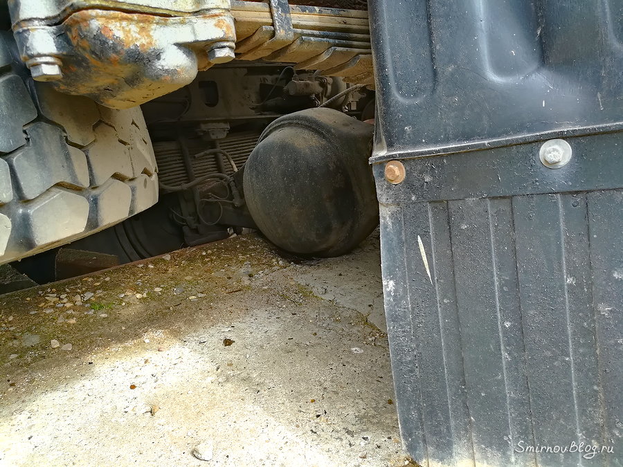 Грузовик задним мостом лёг на бетон