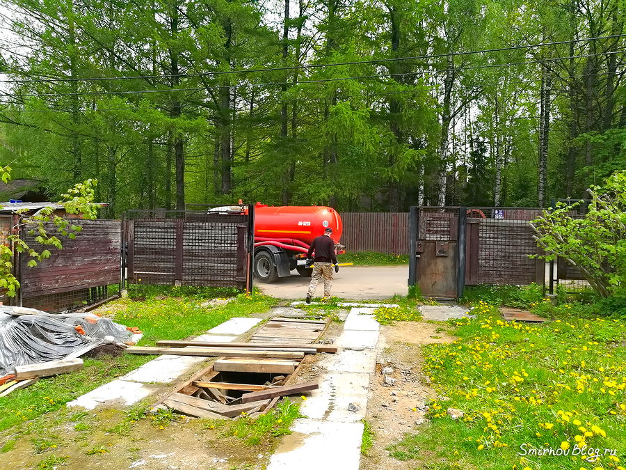 Вызволение ассенизаторского грузовика из ямы