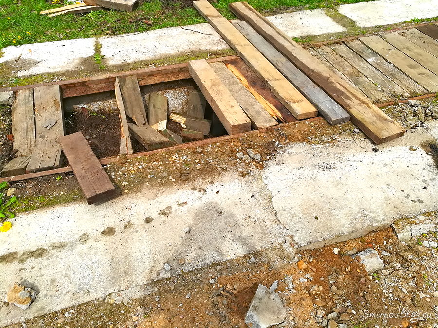 Смотровая яма после провалившегося в неё грузовика