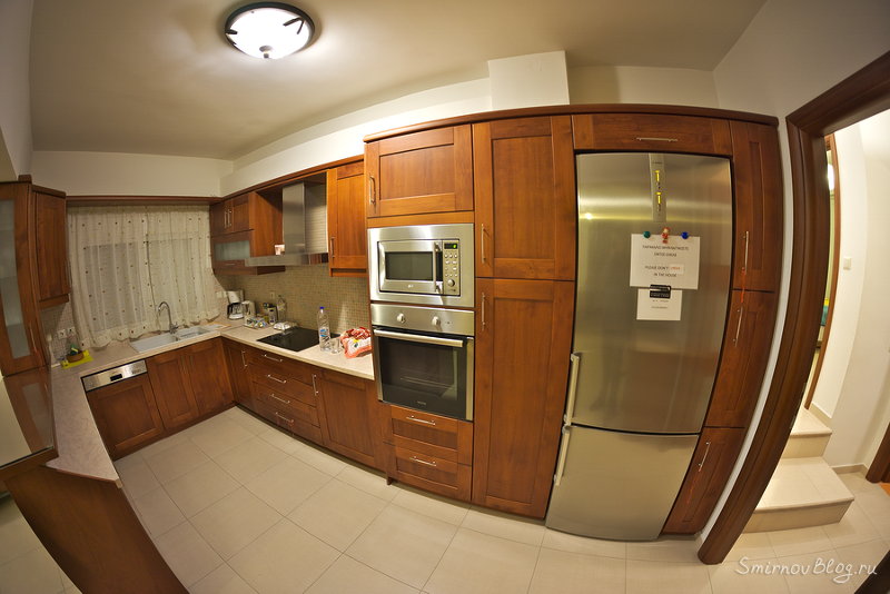 Отзыв об апартаментах Rose's House: описание кухни Кухня в апартаментах Rose's House рядом с аэропортом Афины