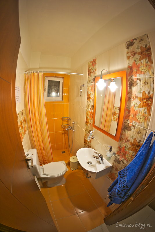 Отзыв об апартаментах Rose's House: ванная комната Ванная в апартаментах Rose's House недалеко от афинского аэропорта