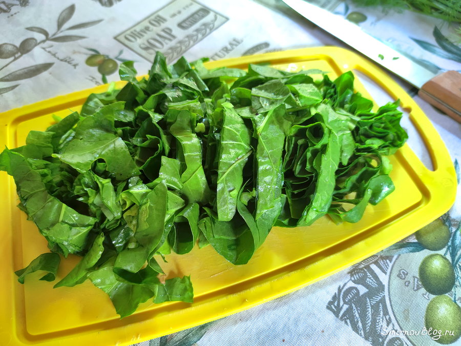 Режем шпинат для пирога