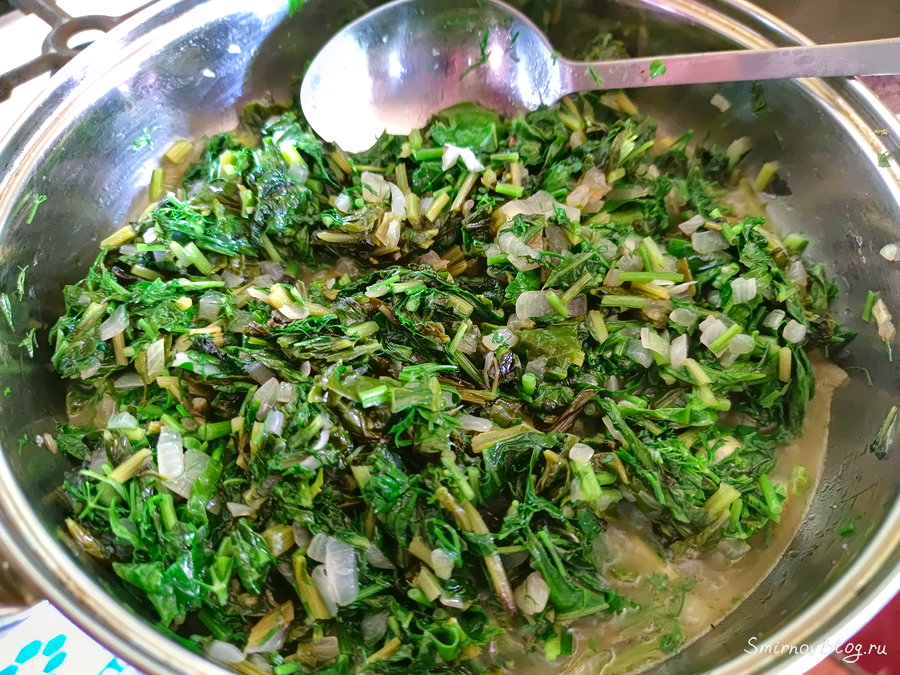 Тушим шпинат с луком для начинки рулета