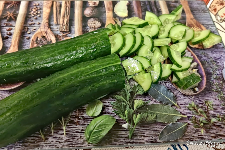 Режем свежий огурец для салата из горбуши с рисом