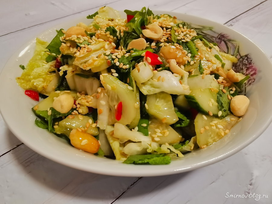 Салат с огурцами и перцем чили